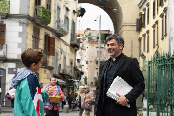 Set della serie "Come un padre" di Luca Miniero.
Nella foto Carmine Recano e Antonio Fusaro.
Foto di Gianni Fiorito
Questa fotografia è solo per uso editoriale, il  diritto d'autore è della società cinematografica e del fotografo assegnato dalla società di produzione del film  e può essere riprodotto solo da pubblicazioni in concomitanza con la promozione del film. 
E’ obbligatoria la menzione  dell’autore- fotografo: Gianni Fiorito.