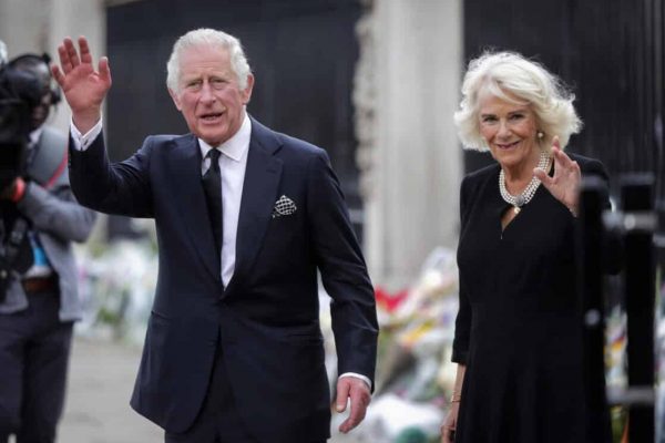 epaselect epa10173573 Britain's King Charles III (L) and Camilla, the Queen Consort, look at the floral tributes left outside Buckingham Palace in London, Britain, 09 September 2022. Britain's Queen Elizabeth II died at her Scottish estate, Balmoral Castle, on 08 September 2022. The Prince of Wales became King after the death of his mother and will be known as King Charles III.  EPA/OLIVIER HOSLET